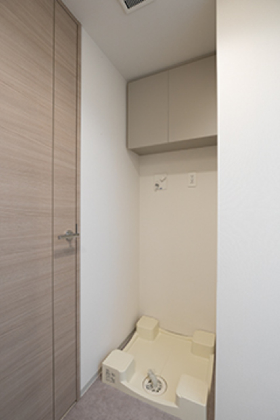 洗濯機置き場にも収納あります※写真は同タイプ住戸です。