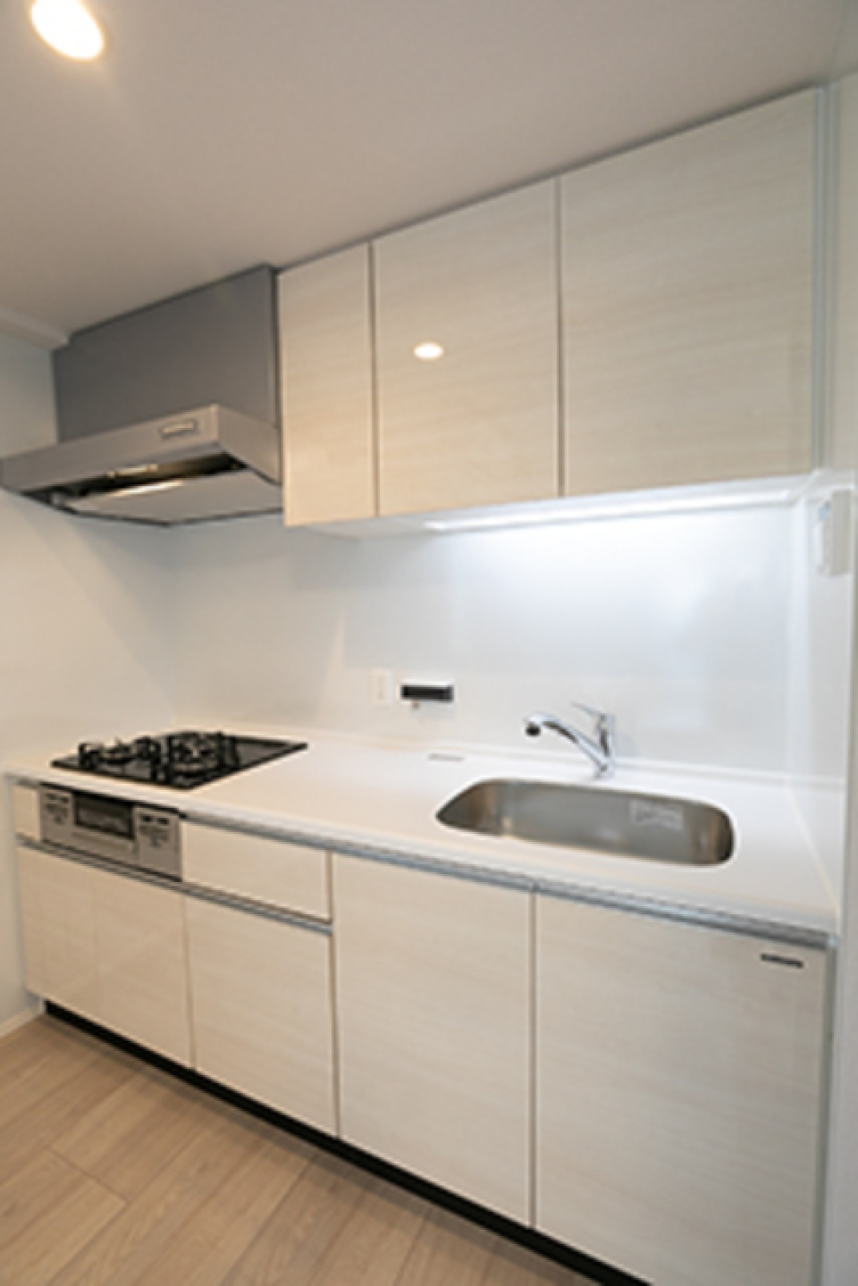 真っ白なシステムキッチン※写真は同タイプ住戸です。