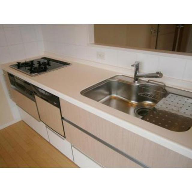 ３口のガスコンロが導入された対面式キッチン。※写真は同タイプ住戸です。