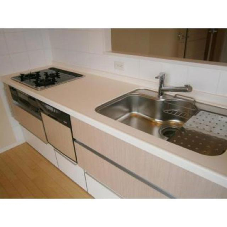 ３口のガスコンロが導入された対面式キッチン。※写真は同タイプ住戸です。