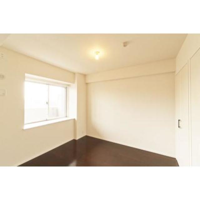 ６．０帖の洋室からはバルコニーを覗くことができます。※写真は同タイプ住戸です。