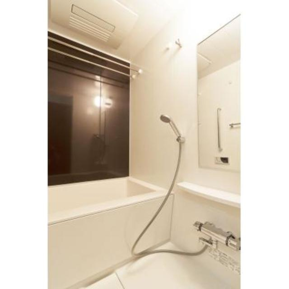 ブラウンのパネルが落ち着いた浴室の雰囲気を演出しています。※写真は同タイプ住戸です。