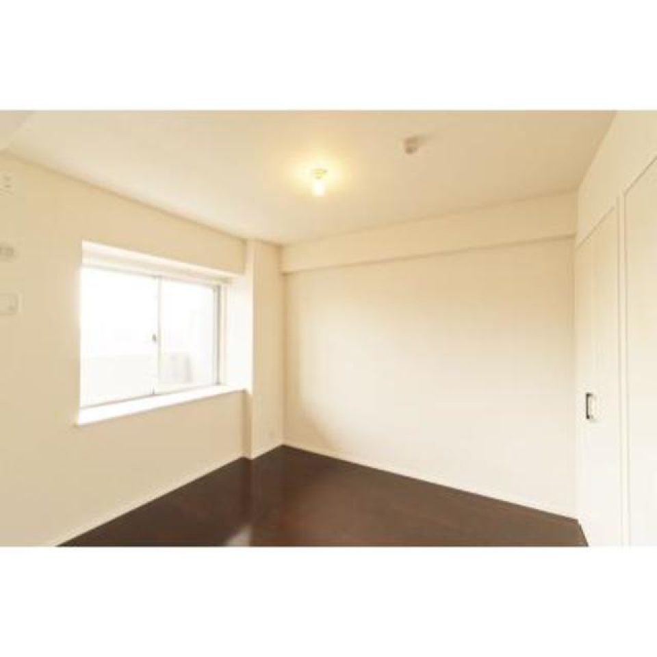 ６．０帖の洋室からはバルコニーを覗くことができます。※写真は同タイプ住戸です。