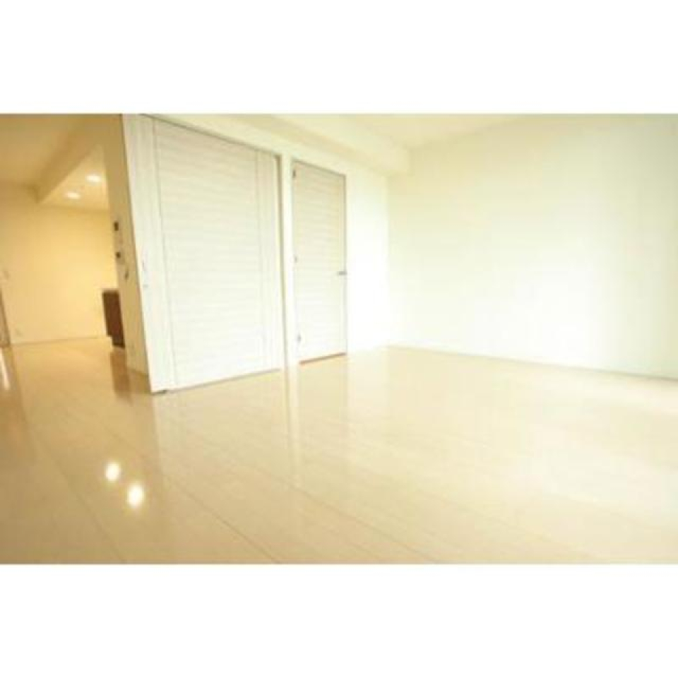 光り溢れる室内※写真は同タイプ住戸です。