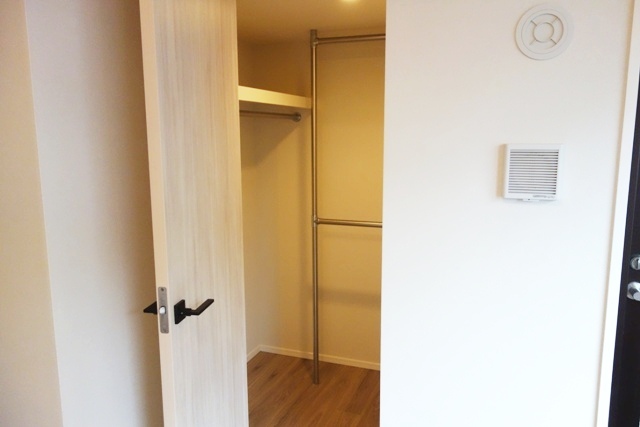 ウォークインクローゼットの様子。※写真は同タイプ住戸です。