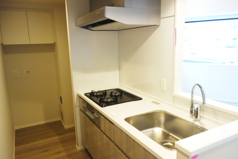 ３口のガスコンロが導入されたキッチンです。※写真は同タイプ住戸です。