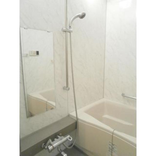 シンプルな浴室。※写真は同タイプ住戸です。