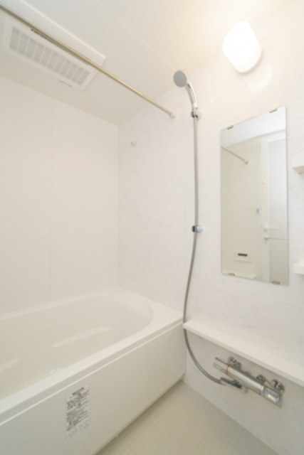 シンプルな浴室。※写真は同タイプ住戸です。