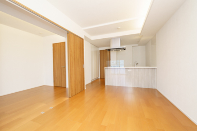 １１．７帖のLDKと５．３帖の洋室がお隣同士。※写真は同タイプ住戸です。