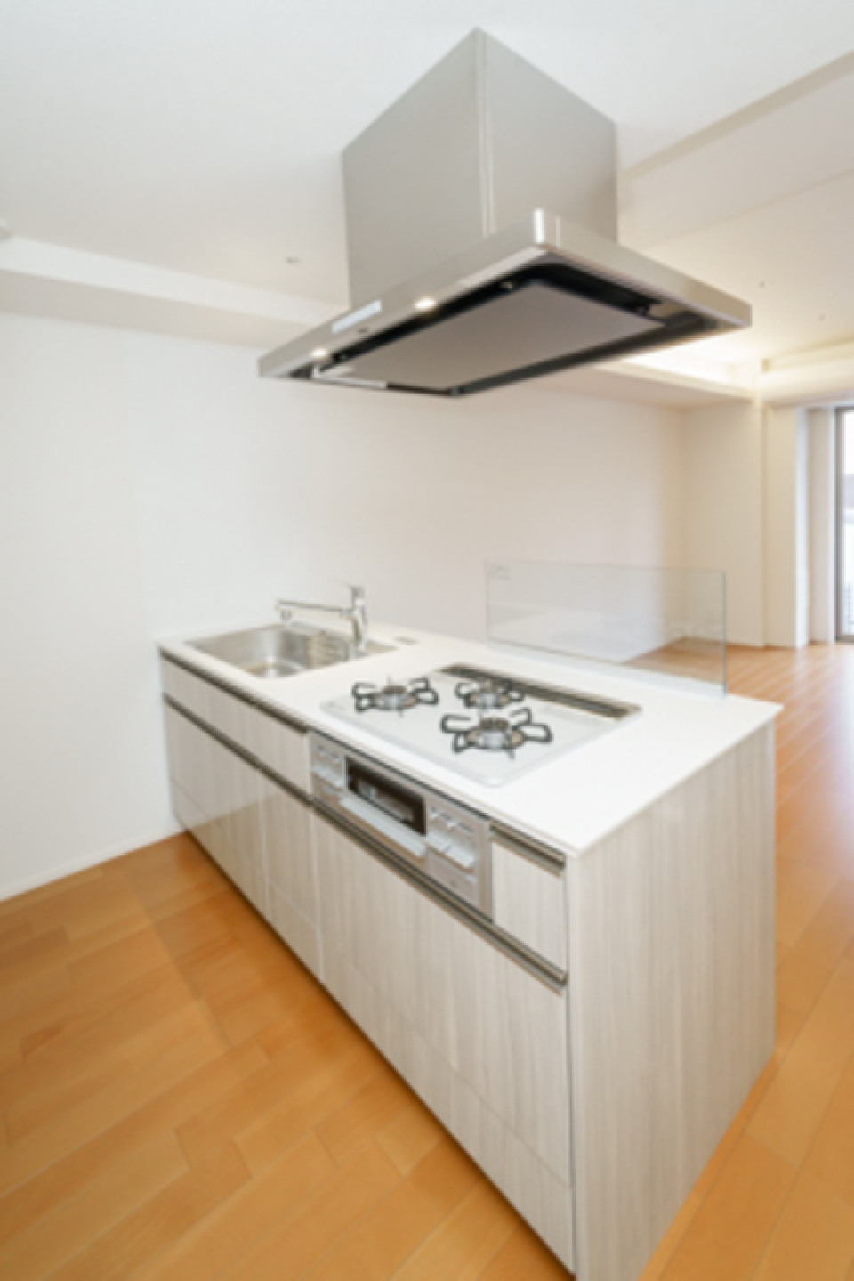 ３口のガスコンロが導入された対面式キッチン。※写真は同タイプ住戸です。