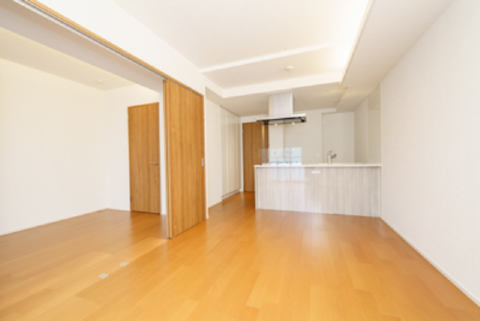 １１．７帖のLDKと５．３帖の洋室がお隣同士。※写真は同タイプ住戸です。