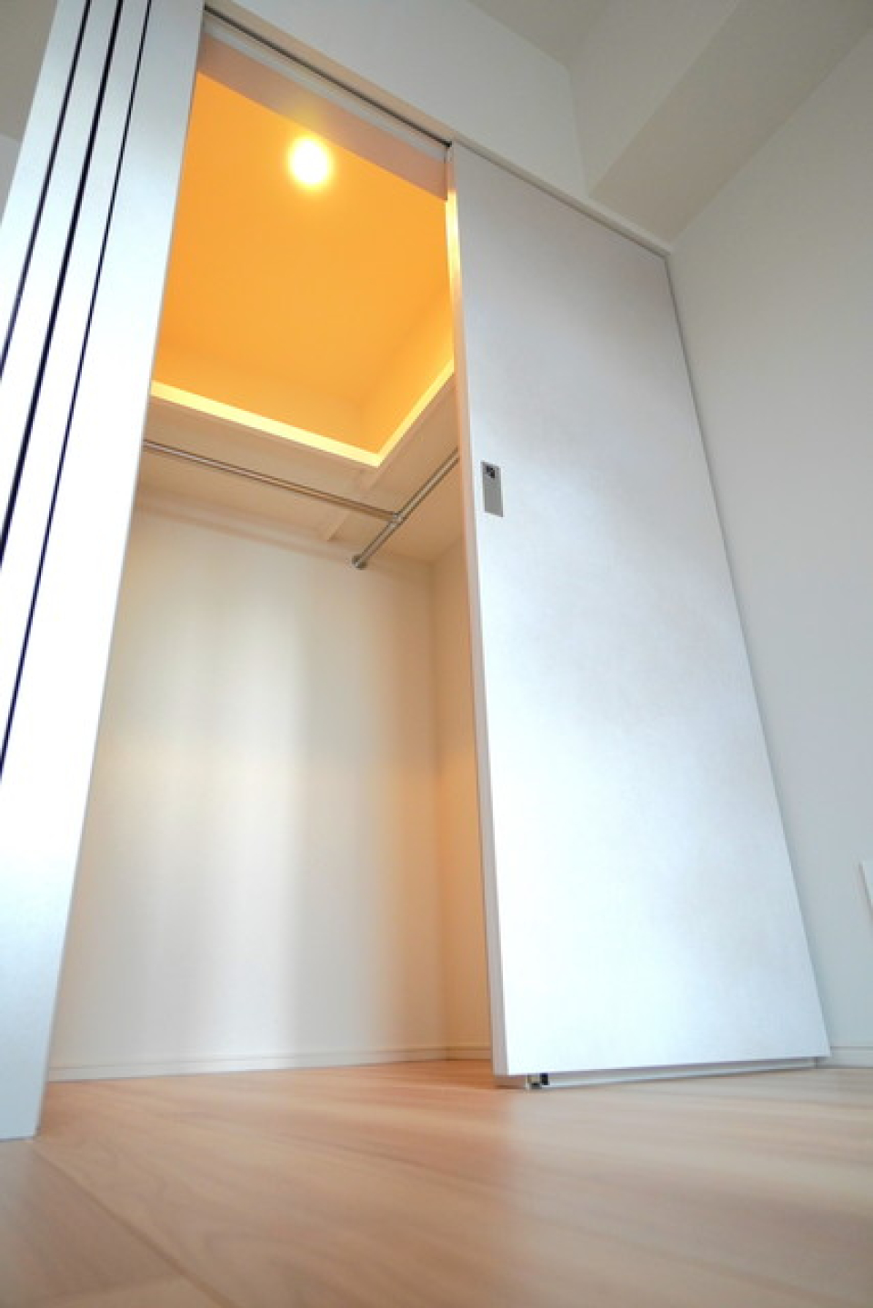 ウォークインクローゼットを開けた時の様子。※写真は同タイプ住戸です。