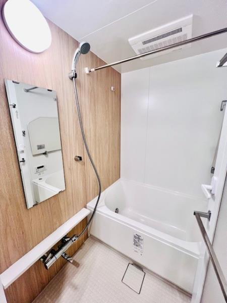 ナチュラルなパネルが導入された浴室です。