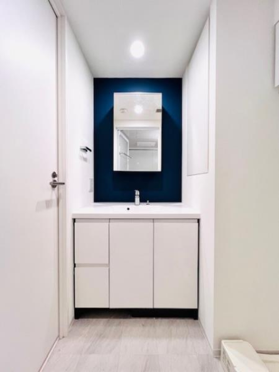 ダークのパネルがしまった感じのする独立洗面台。