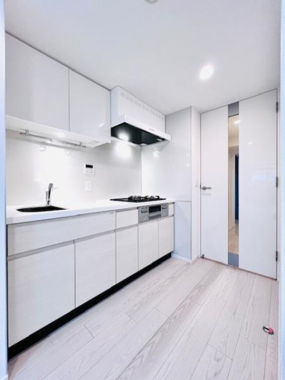 白で統一されたキッチン。