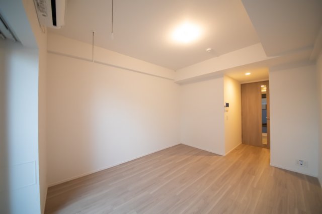 木目調のフロアに白い壁が良い感じ！