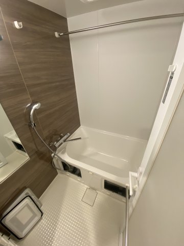 ダークトーンの木目調のパネルが落ち着く空間にしています。