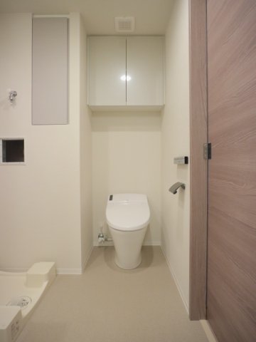 棚があるので掃除用具を整理整頓しやすそうです。