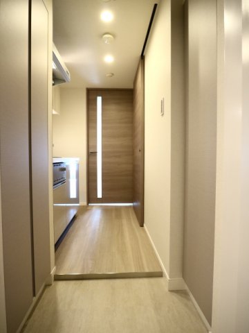 玄関に入った時の様子。ナチュラルな建具が見えますね。