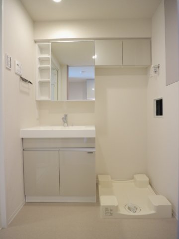 独立洗面台の隣には洗濯機を。