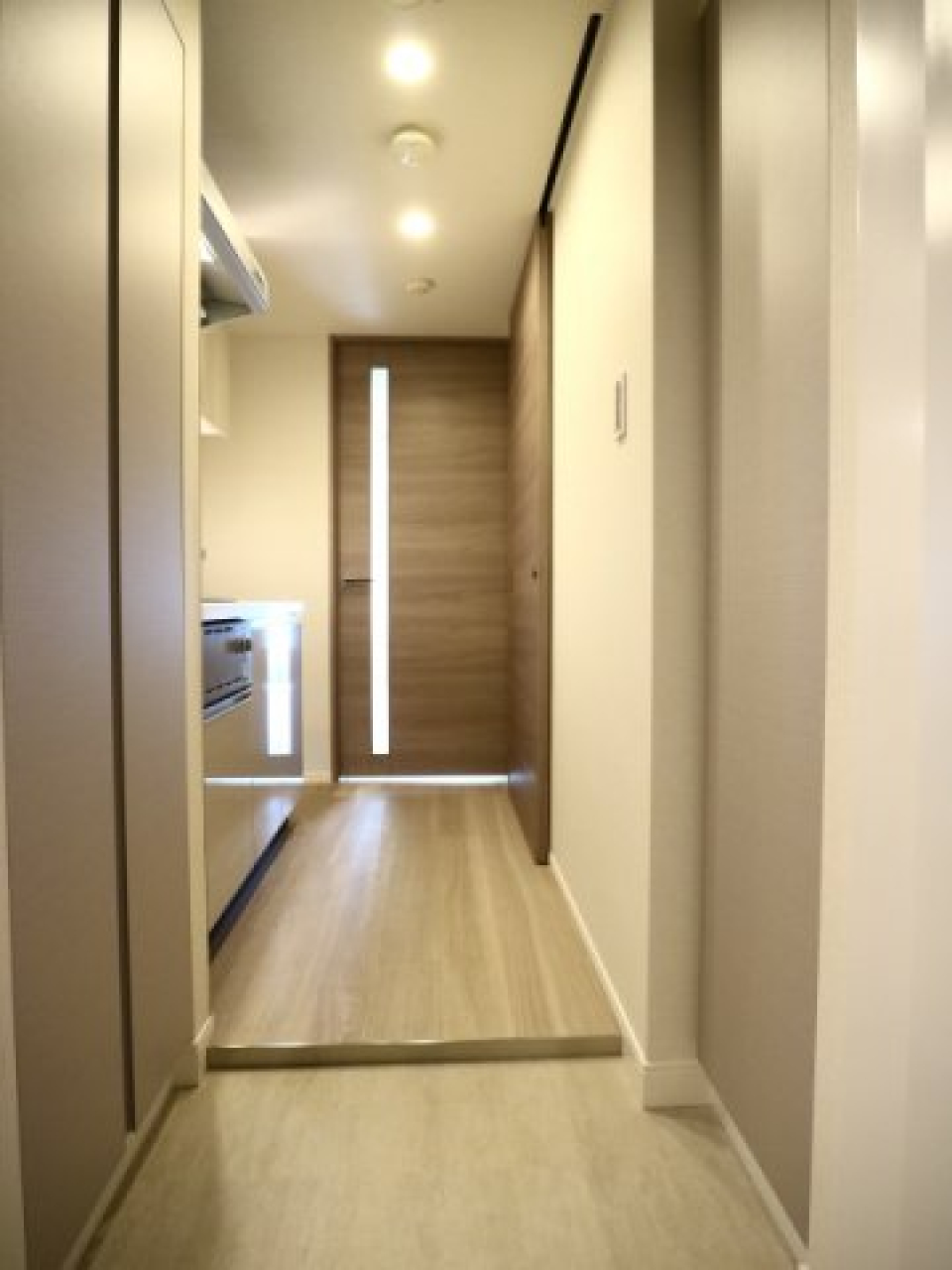 玄関に入った時の様子。ナチュラルな建具が見えますね。