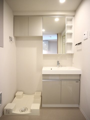 洗面台と洗濯機はお隣同士。※参考写真