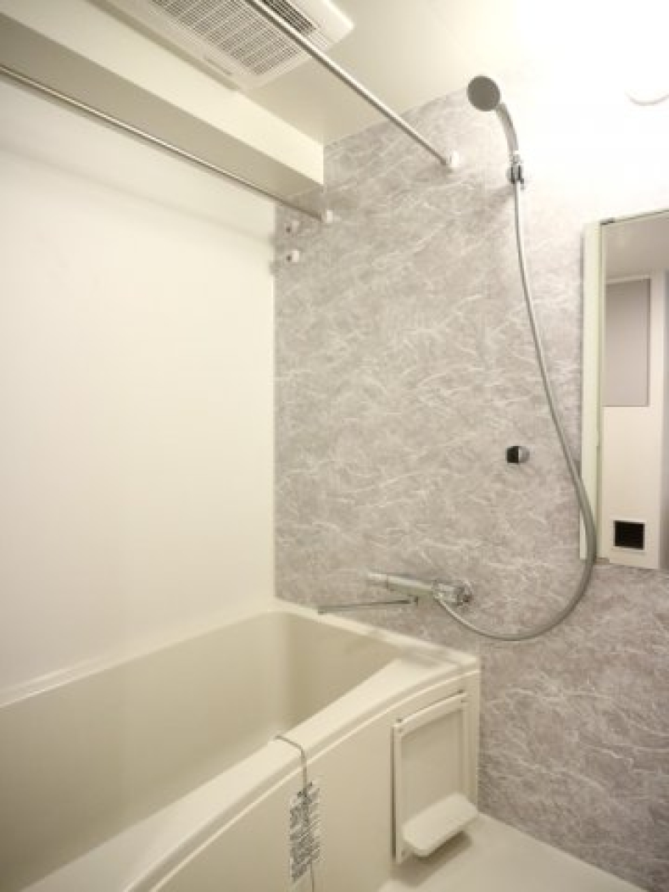 グレーウォールが導入された浴室です。※参考写真