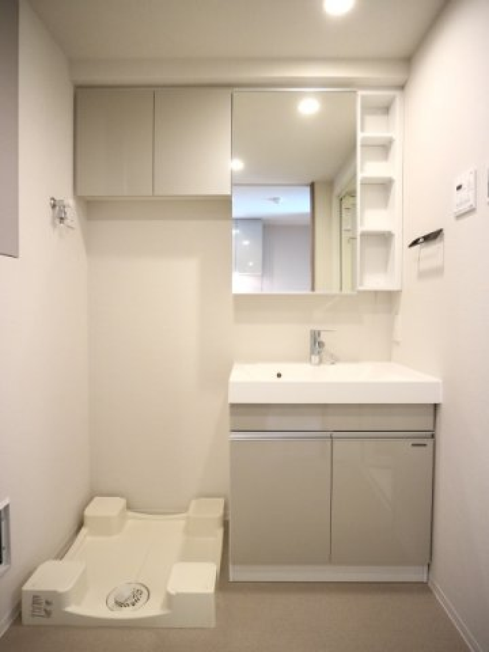 洗面台と洗濯機はお隣同士。※参考写真