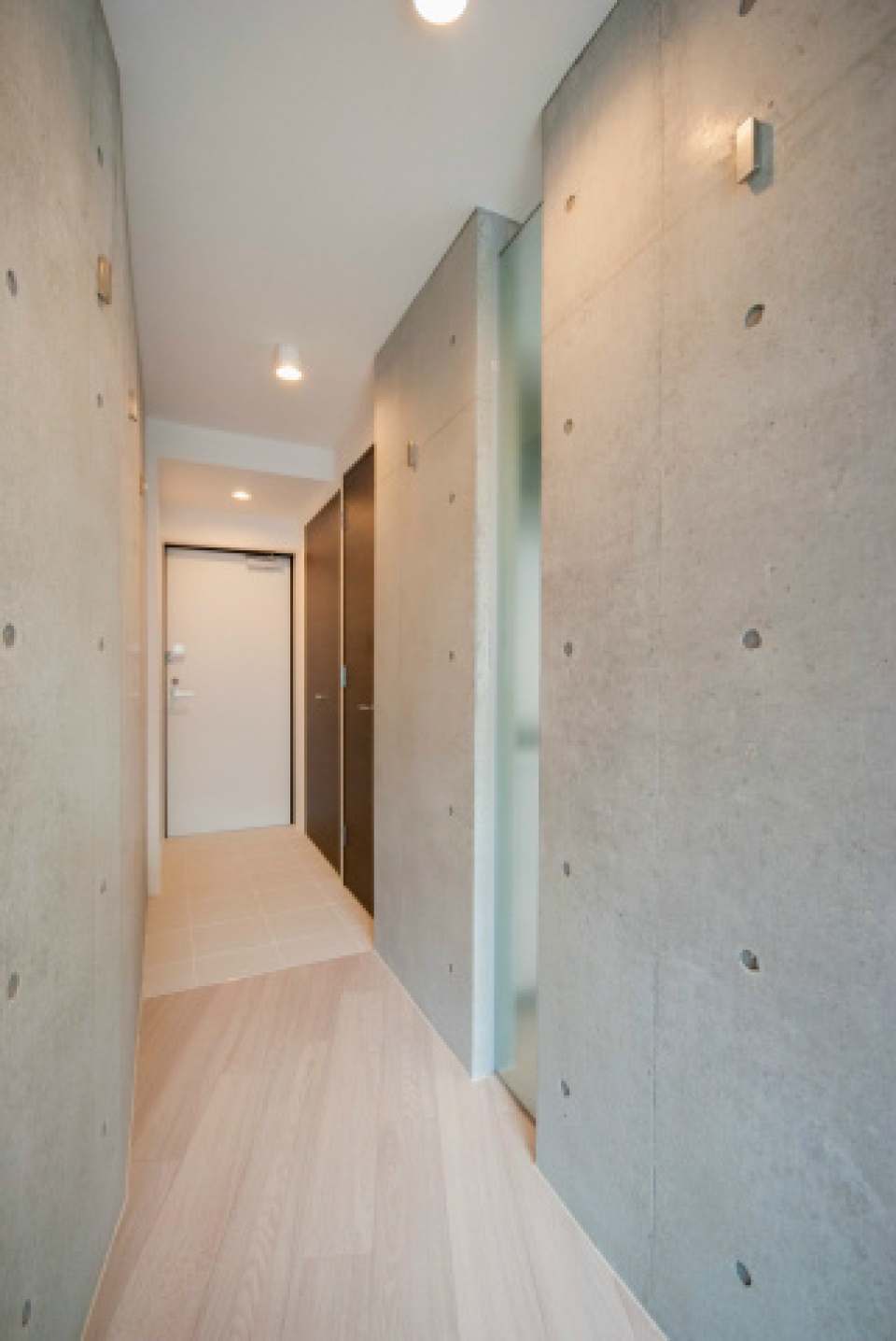 コンクリート張りがかっこいい廊下。