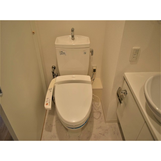 清潔感のあるトイレはウォシュレット付きです。