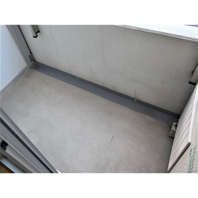 ベランダは人が寝ころべるかギリギリの大きさ。