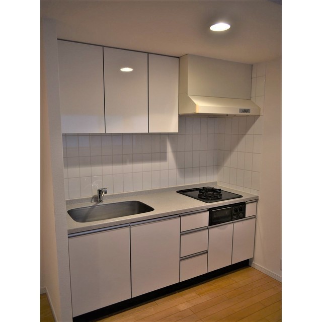 キッチンは広々としたシステムキッチンです♪