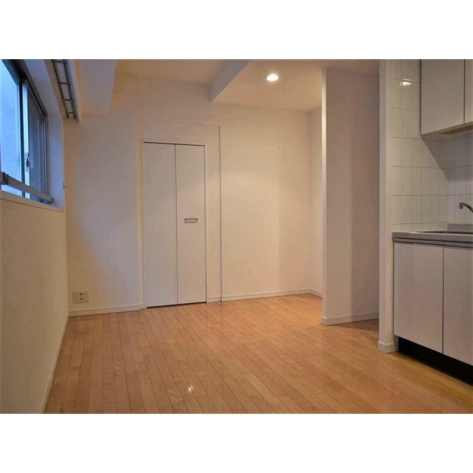 約10帖のLDKスペース！
暖色のライトが温かい印象を与えてくれる空間です。