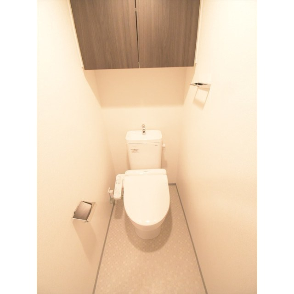 棚があるので掃除用具など整理整頓しやすそうですね。