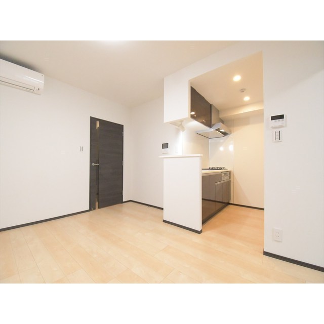 １０．１帖のLDKと６．７帖の洋室になります。