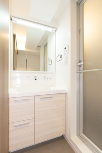 浴室のすぐお隣に独立洗面台があります。※写真は同タイプ住戸です。