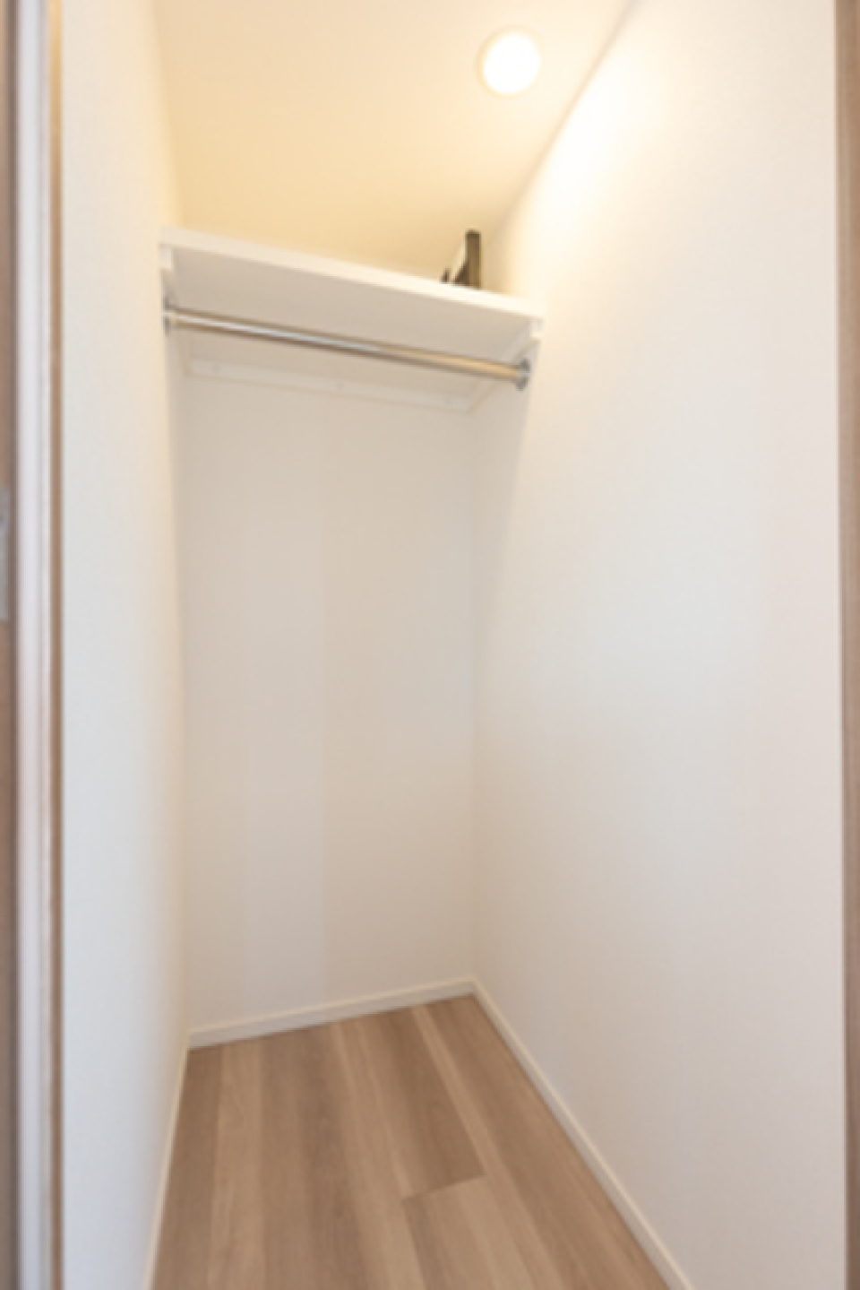 クローゼットを開けた時の様子※写真は同タイプ住戸です。