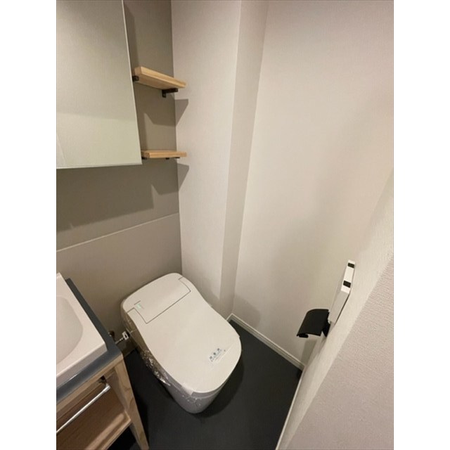 棚があるので掃除用具など整理整頓しやすそうですね。