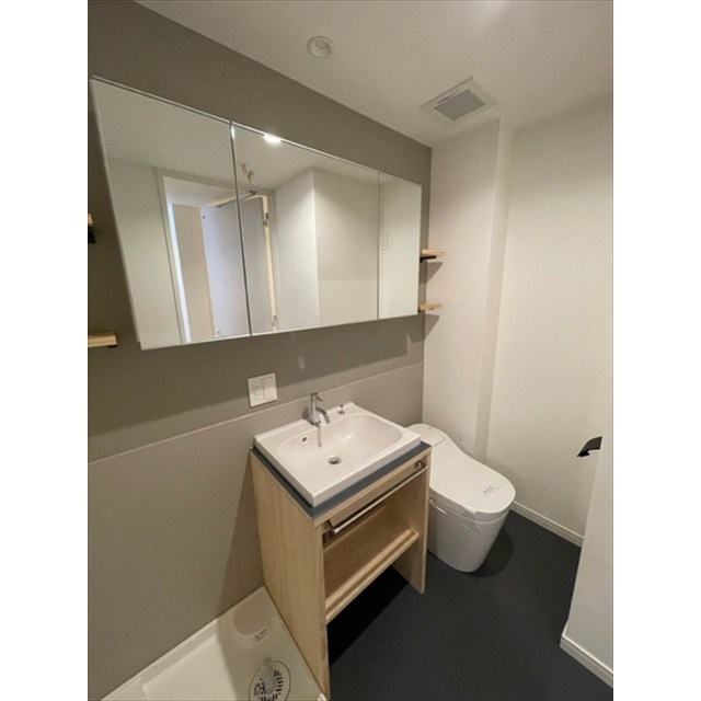 鏡が大きめの洗面台です。