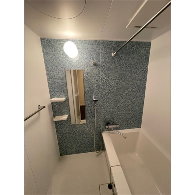 落ち着いたブルー系のパネルの洋室です。