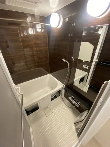 ダークトーンのパネルが導入された浴室です。