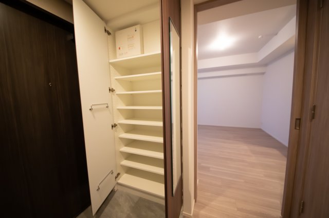 玄関にはシューズボックス。