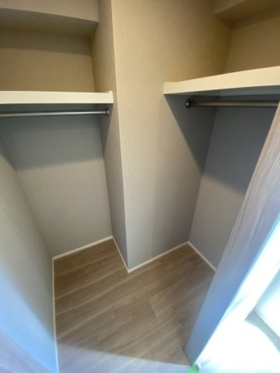 ウォークインクローゼットの中の様子です。