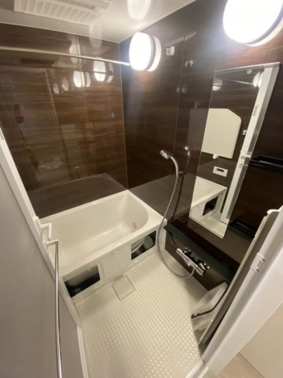 ダークトーンのパネルが導入された浴室です。