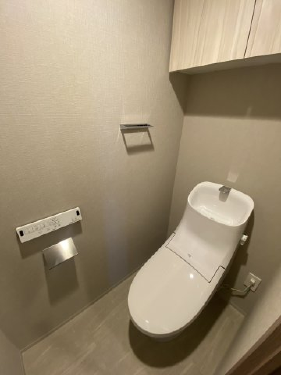 棚があるので掃除用具を整理整頓しやすそうです。