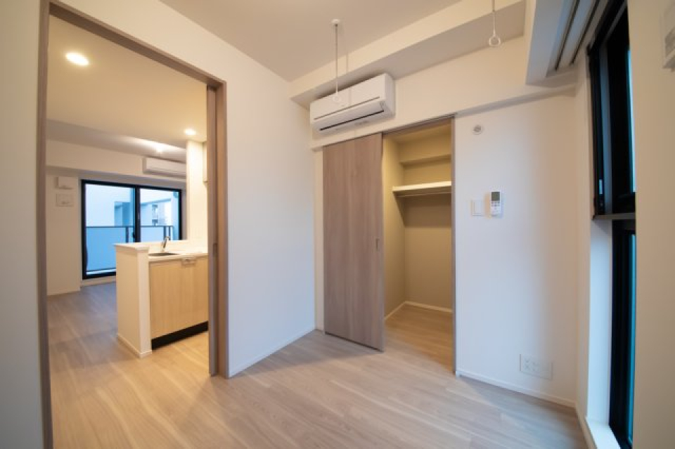 4.0帖の洋室にはウォークインクローゼットにアクセスが出来ます。