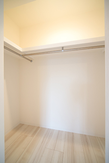 洋室にはウォークインクローゼットがついています。※写真は同タイプ住戸です。