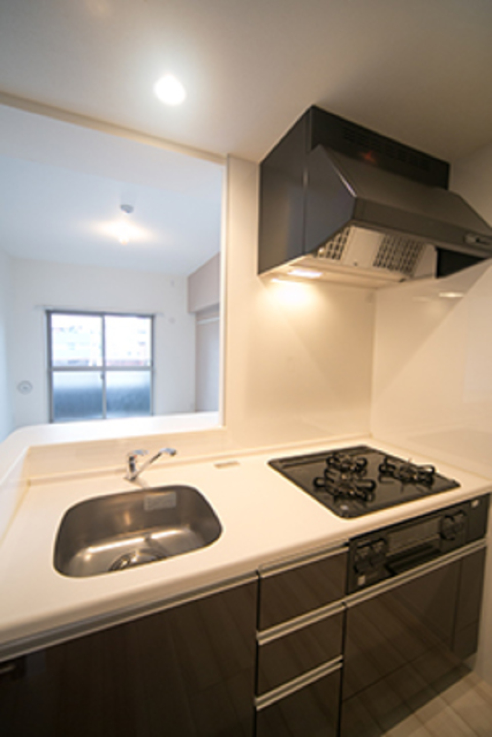 ３口のガスコンロがついているうえに、リビングを見渡すことができます。※写真は同タイプ住戸です。