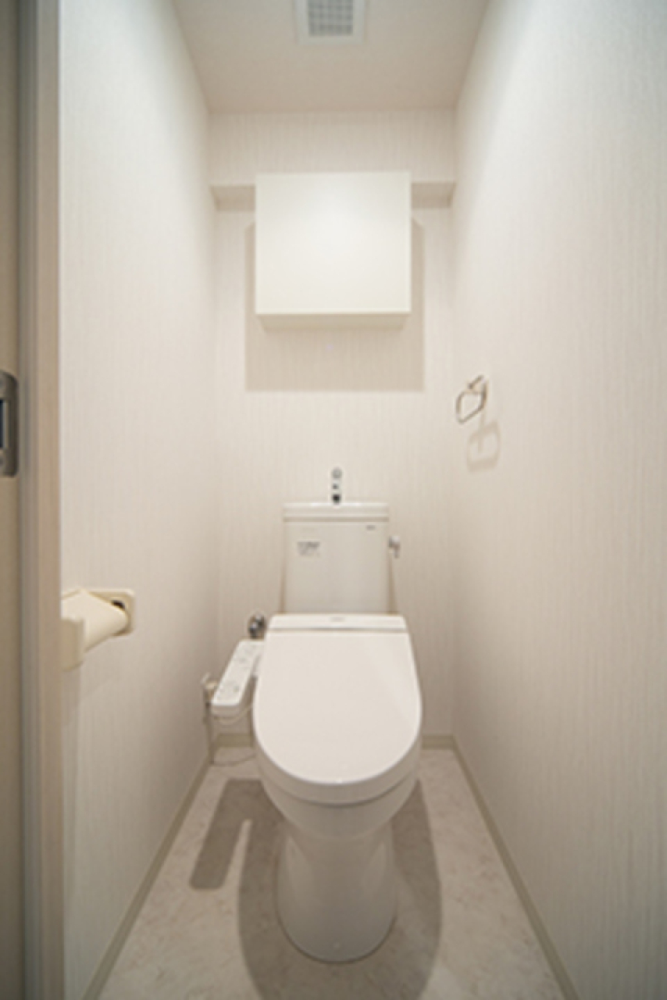 棚があるので掃除用具を整理整頓しやすそうです。※写真は同タイプ住戸です。