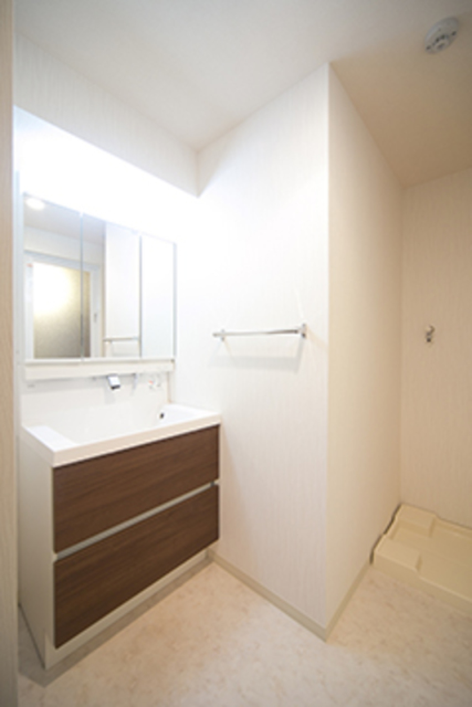 独立洗面台のパネルもブラウンに統一されています。※写真は同タイプ住戸です。
